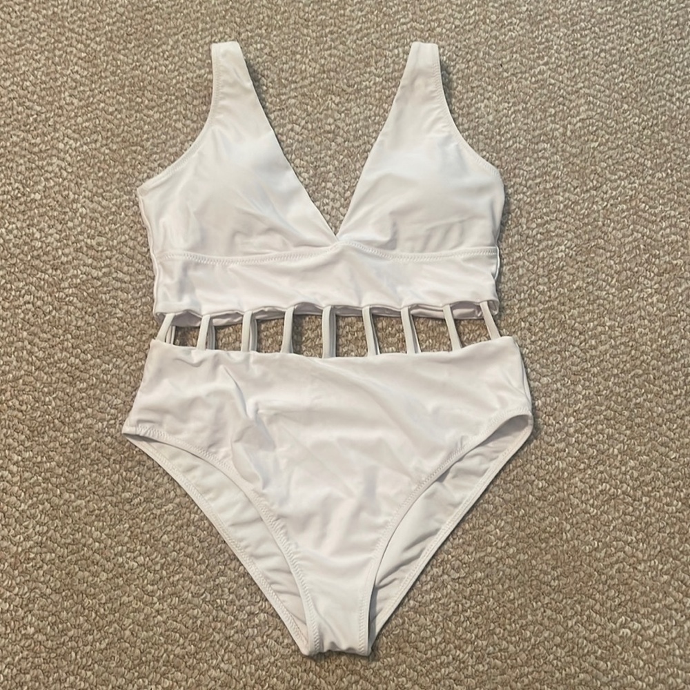 BRAND NEW Cupshe swimsuit - White - Size M